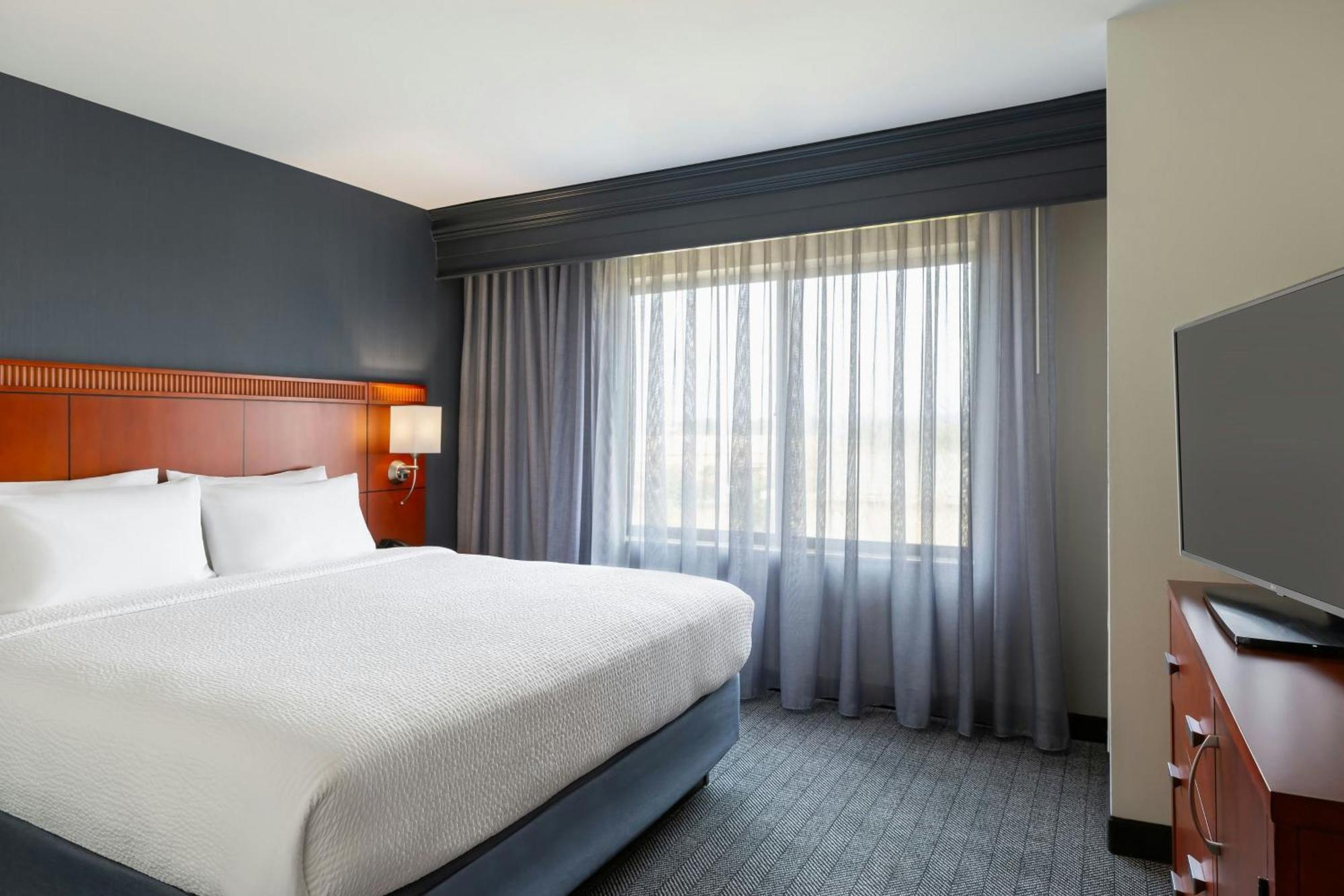 Courtyard By Marriott Madison West / Middleton Hotel Exterior photo